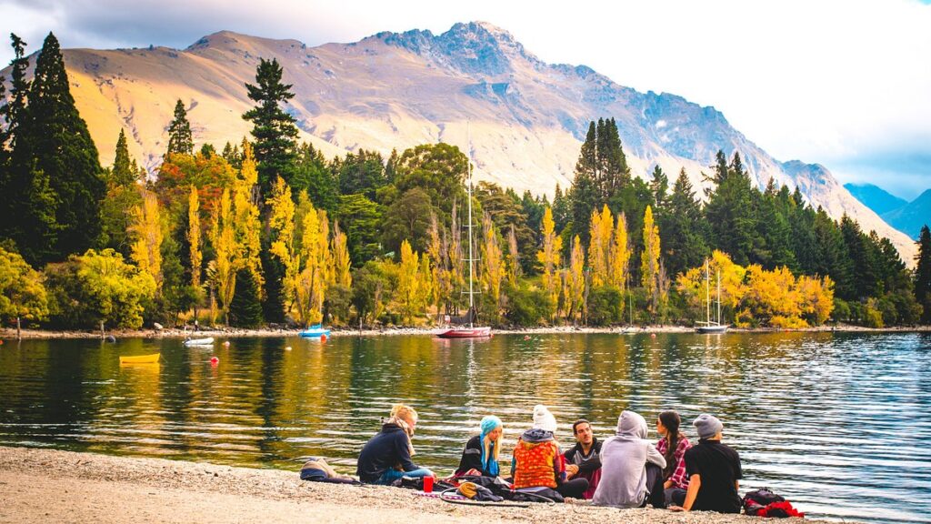 Queenstown and Lake Wakatipu surrounded by New Zealand mountains
